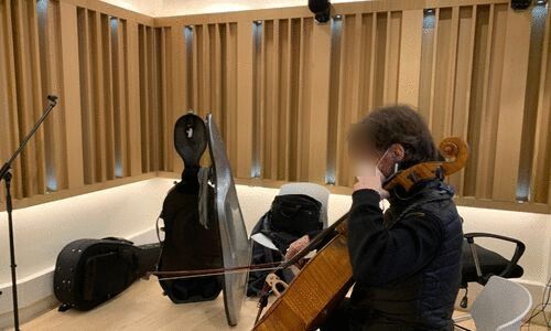Musicien malentendant dans la cabine musique